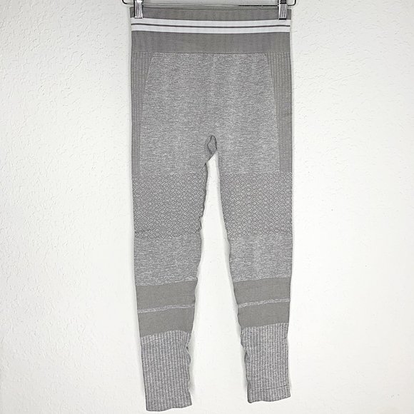 Seamless Striped High-Waist Sports Bra & Ruched Legging Set in Grey - Picture 5 of 9